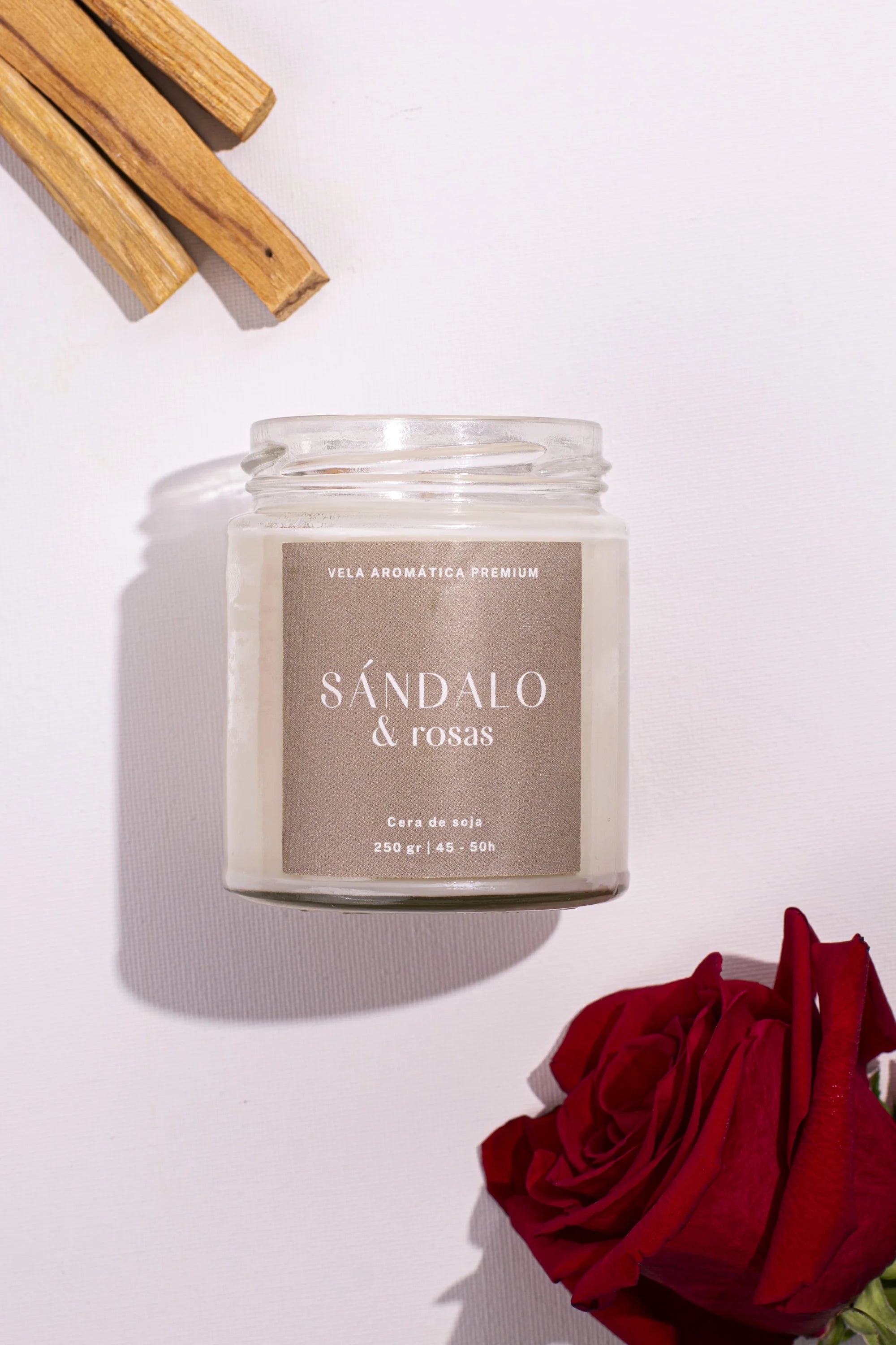 Vela aromática artesanal de sándalo y rosas