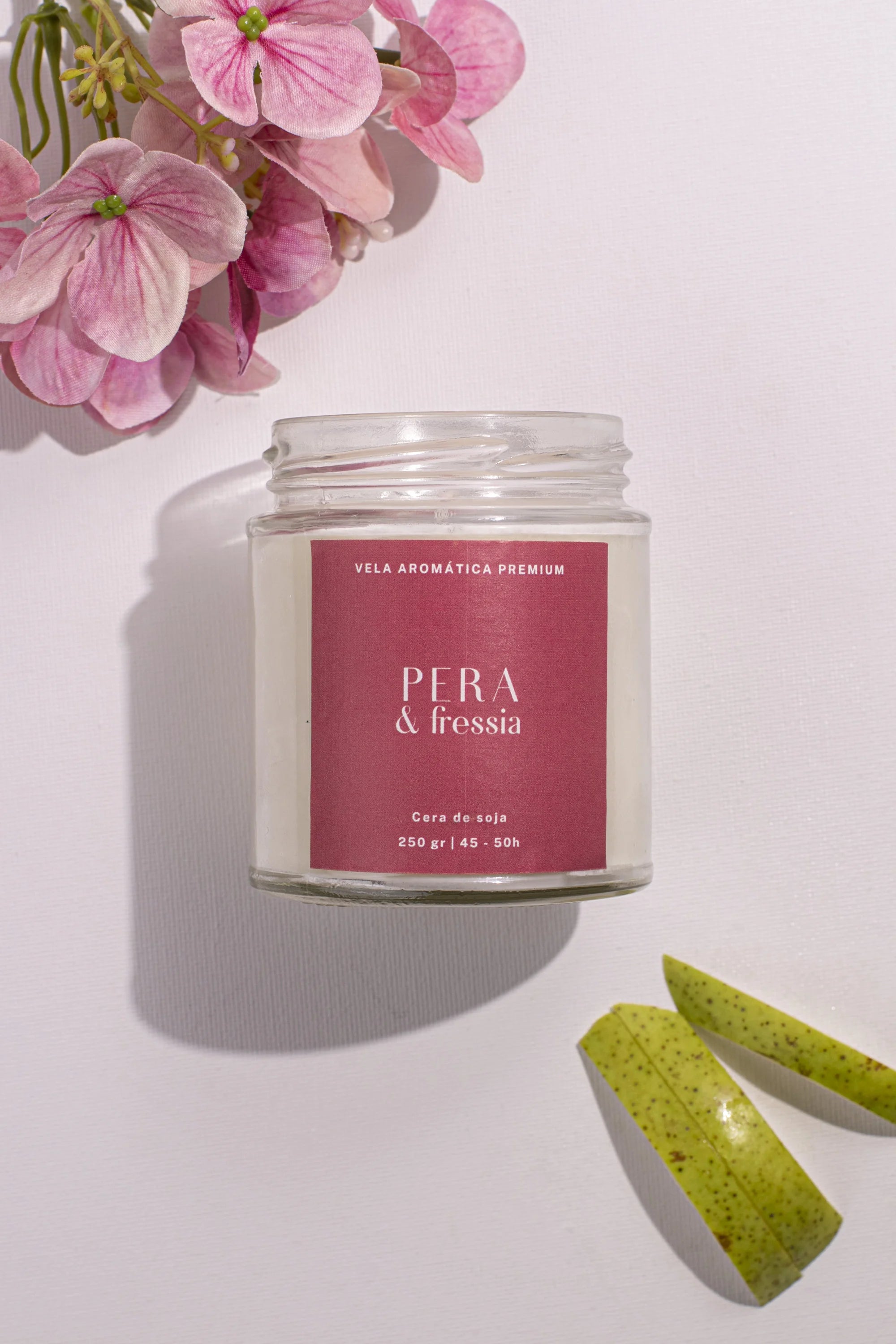 Vela aromática artesanal de pera y fresia